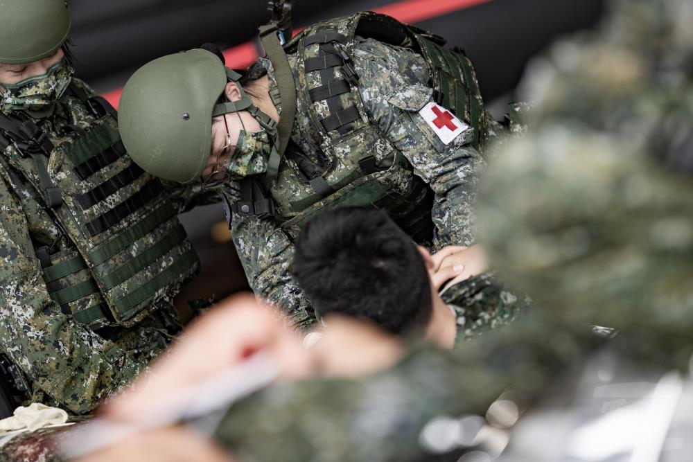 花蓮基地官兵執行大量傷患檢傷、分類及後送作業等演練。（軍聞社記者黃劭恩攝）