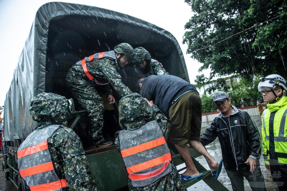 第四作戰區協助居民預防性疏散撤離。（軍聞社記者王茗生攝）