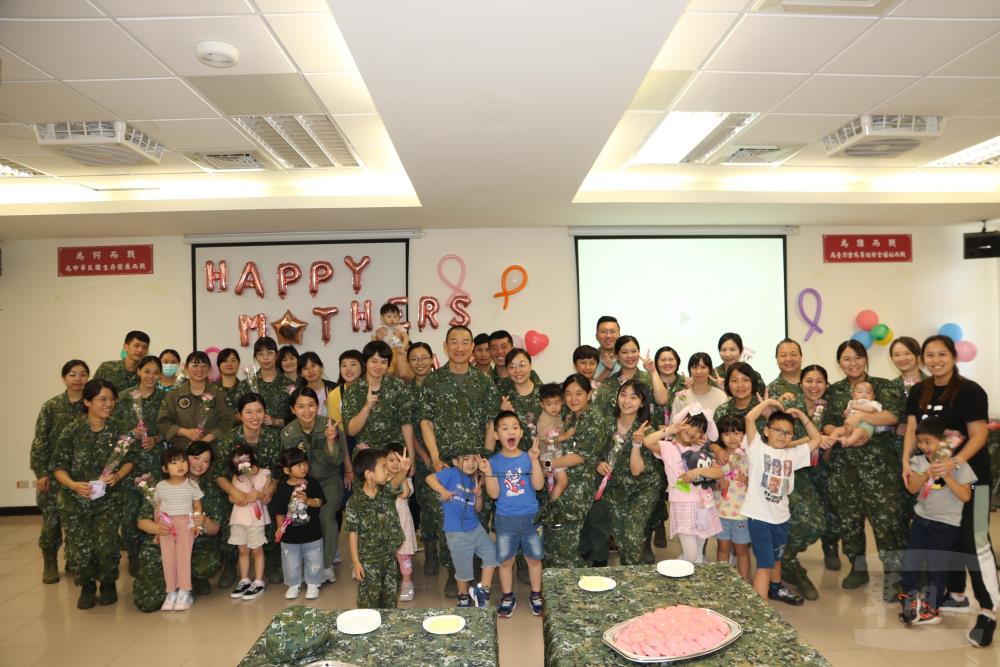  陸軍航空第601旅邀請所屬母職同仁及寶眷一同參與感恩茶會。（陸航601旅提供）