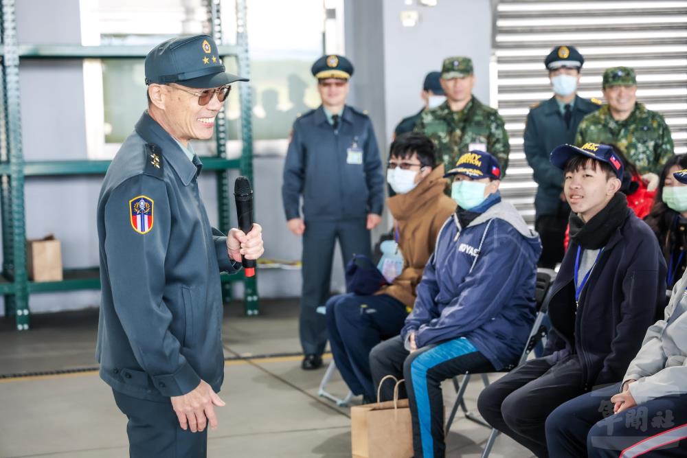 陸軍副司令陳中將與學生有獎徵答親切互動。（軍聞社記者周昇煒攝）