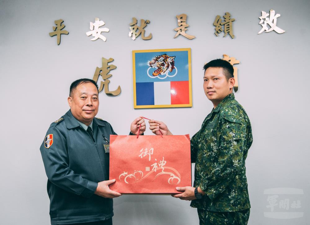 徐副部長代表國防部致贈慰問品。（軍聞社記者吳柏融攝）