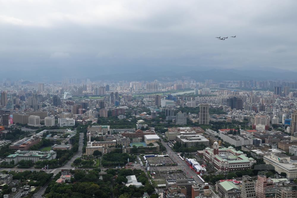 空軍勇鷹高級教練機五機大雁隊形空中分列式，為表演揭開序幕。（軍聞社記者莊家宏攝）