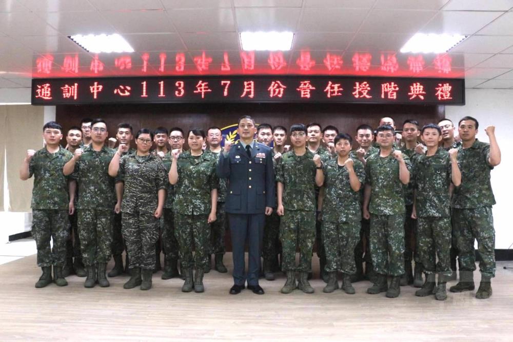 通訓中心指揮官施少將與專業軍官分科班受階人員合影。（通訓中心提供）