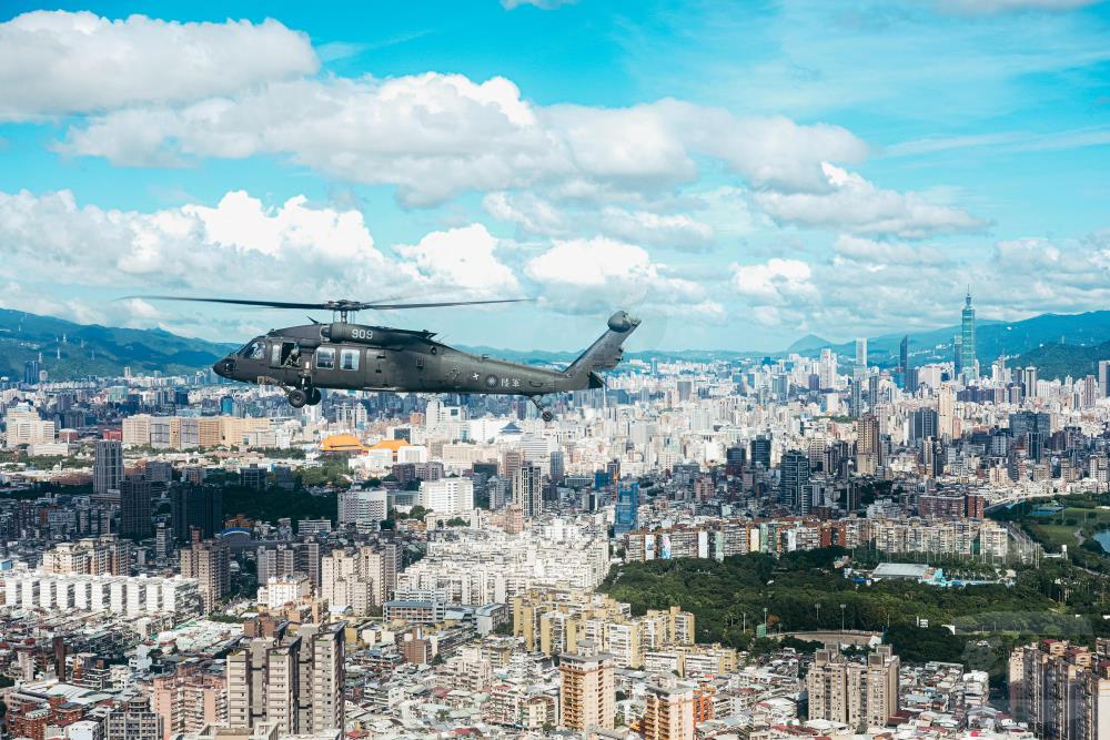 UH-60M直升機飛行於臺北市上空。（軍聞社記者陳軍均攝）