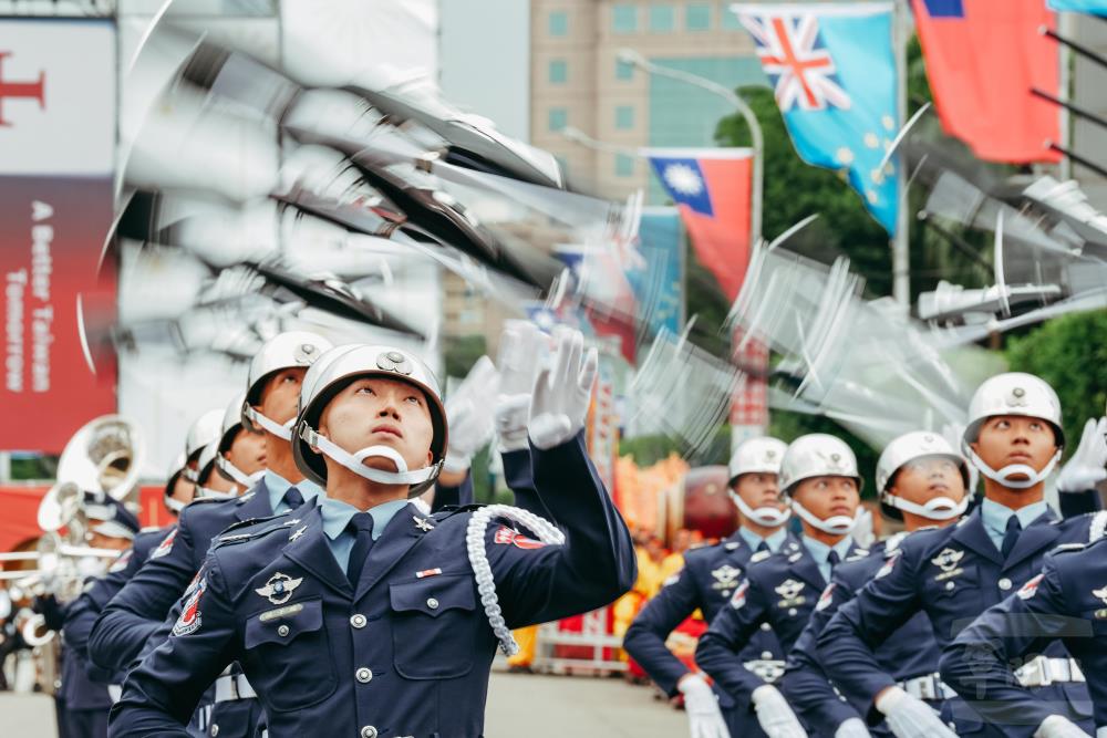 三軍儀隊官兵為國人帶來精湛的操槍技術。（軍聞社記者陳軍均攝）