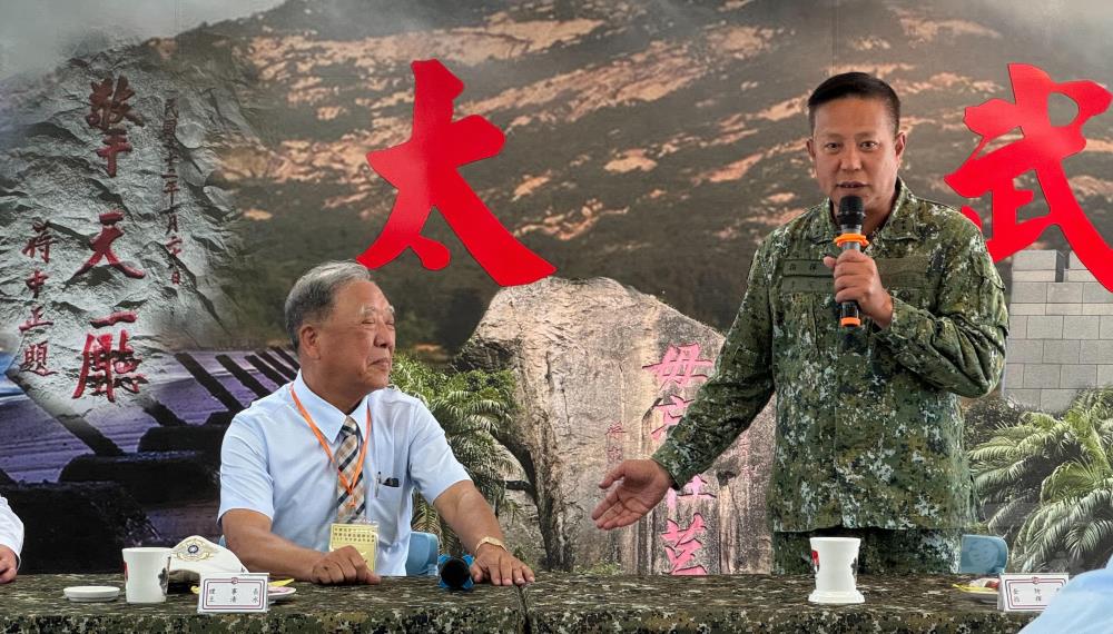 金防部指揮官李中將感謝敬軍團前往前線為官兵加油打氣。（軍友社提供）