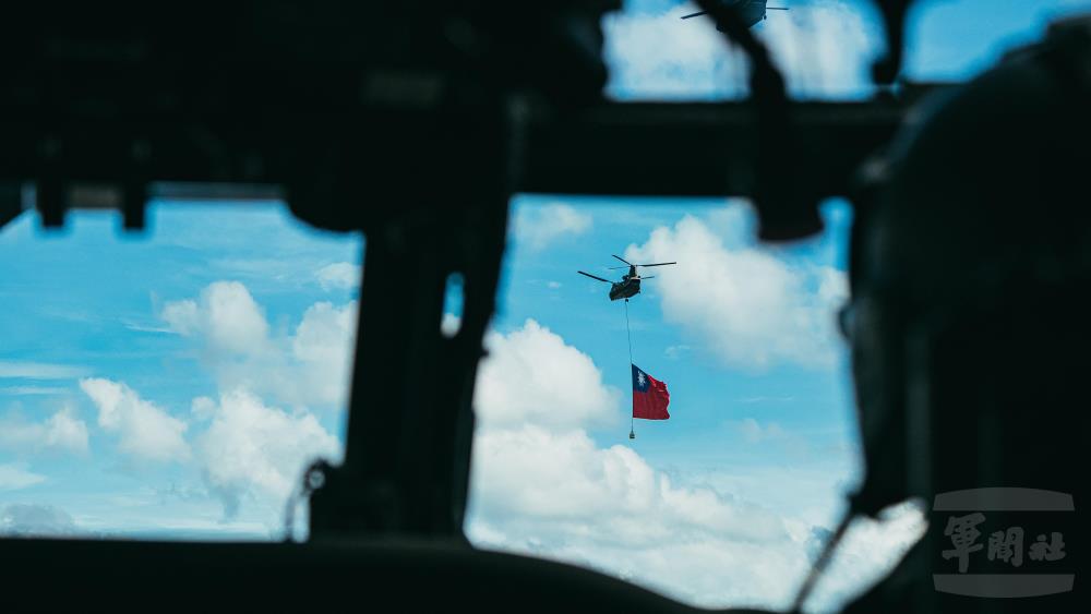 各機組官兵完成地面整備後，執行國慶預演任務。（軍聞社記者陳軍均攝）