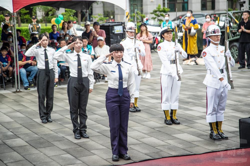 和美ROTC熊鷹儀隊帶來精彩表演。（軍聞社記者王茗生攝）