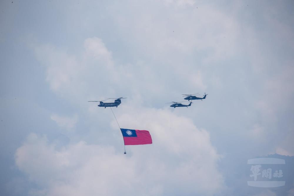 CH-47SD直升機及兩架黑鷹直升機進行國旗吊掛訓練。（軍聞社實習記者陳薏親攝）
