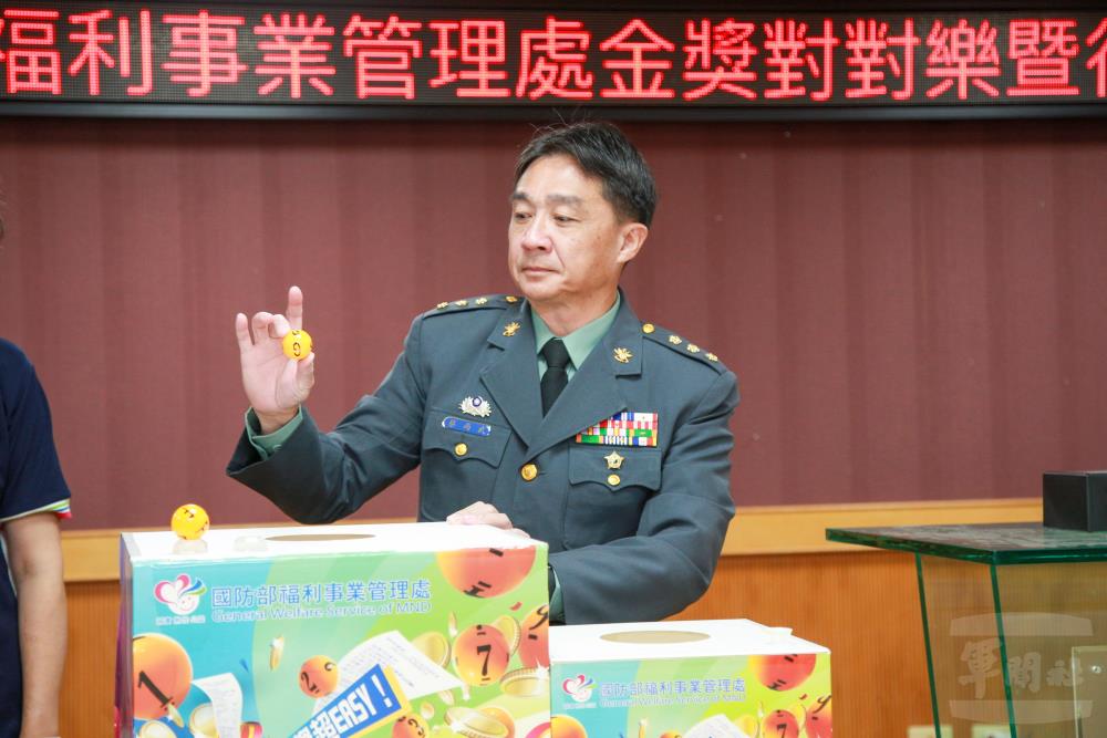 福利處處長蔡上校抽出各獎項幸運得主。（軍聞社記者莊家宏攝）