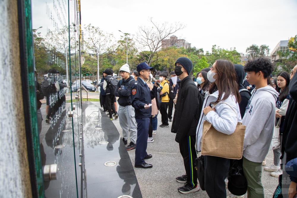 師生參訪0102紀念專區。（軍聞社記者莊家宏攝）