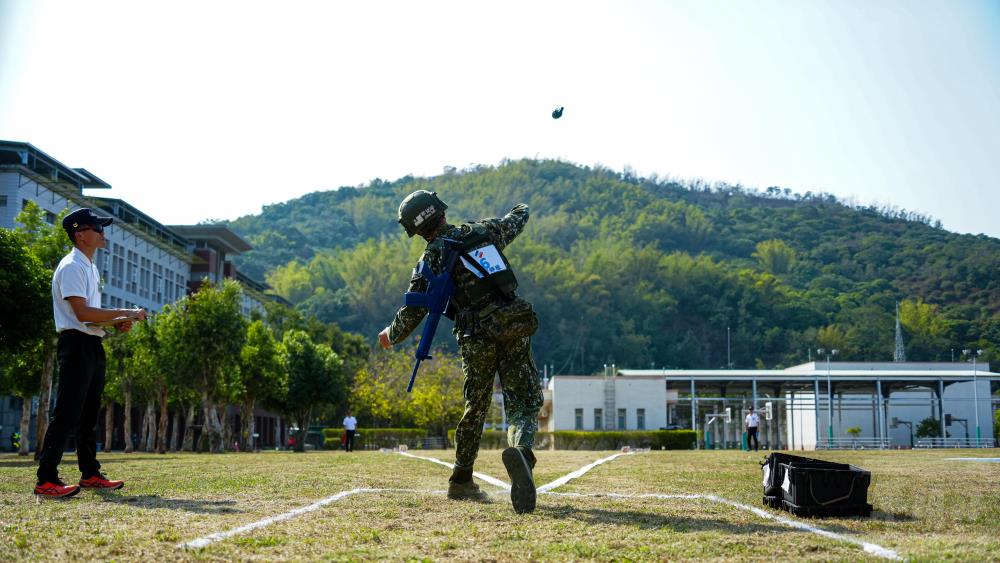 陸軍第八軍團指揮部15日舉行手榴彈投擲鑑測。（八軍團提供）