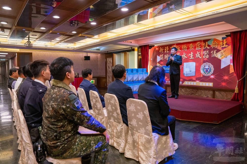 新北市板橋東區扶輪社社長陳世君感謝國軍官兵的犧牲奉獻。（軍聞社記者吳東昇攝）