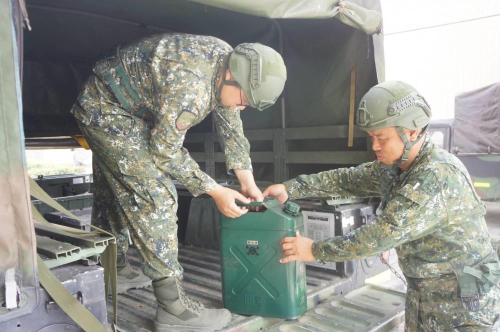 資通3大隊官兵實施物資整補。（第四作戰區提供）