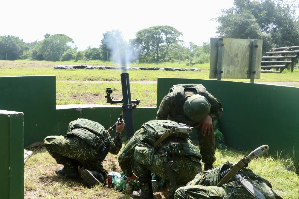 陸軍步兵第257旅步二營「14天教育召集訓練」日前實施迫擊砲訓練彈射擊。（陸軍第十軍團提供）