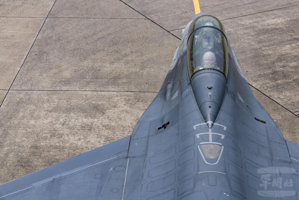 空軍四聯隊F-16V戰機投入「113年空對面實彈投擲訓練」。（軍聞社記者黃劭恩攝）