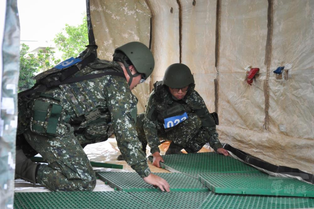 官兵執行「沐洗勤務支援」訓練測驗。（臺南分庫提供）