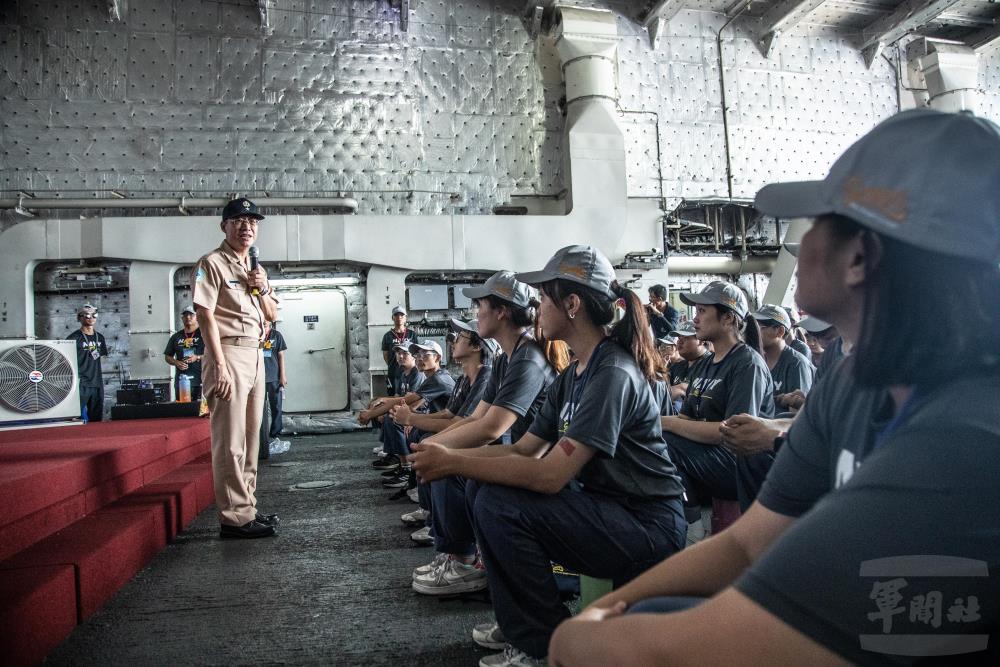 艦指部主任林少將關懷學員身體狀況。（軍聞社記者王茗生攝）