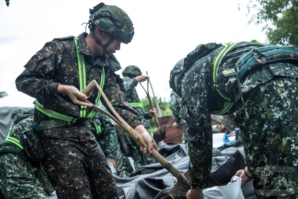 陸軍機步333旅協助執行物資搬運、沙包堆置等災害應援任務。（軍聞社記者王茗生攝）