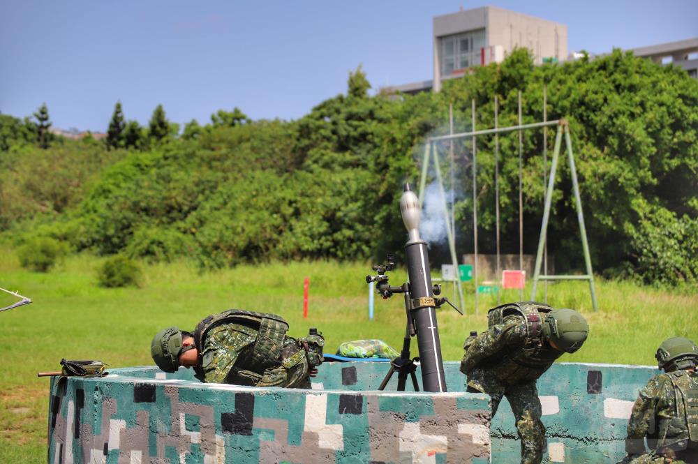 陸軍步兵第302旅教召員實施迫砲訓練彈射擊。（陸軍步兵第302旅提供）