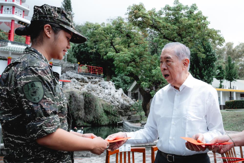 軍友社榮譽理事長李棟樑前往第四作戰區，慰勉官兵辛勞。（軍聞社記者陳彥樺攝）