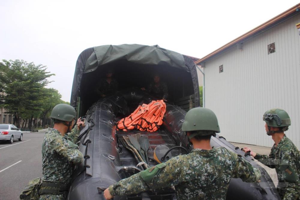 54工兵群檢整膠舟上車。（第四作戰區提供）