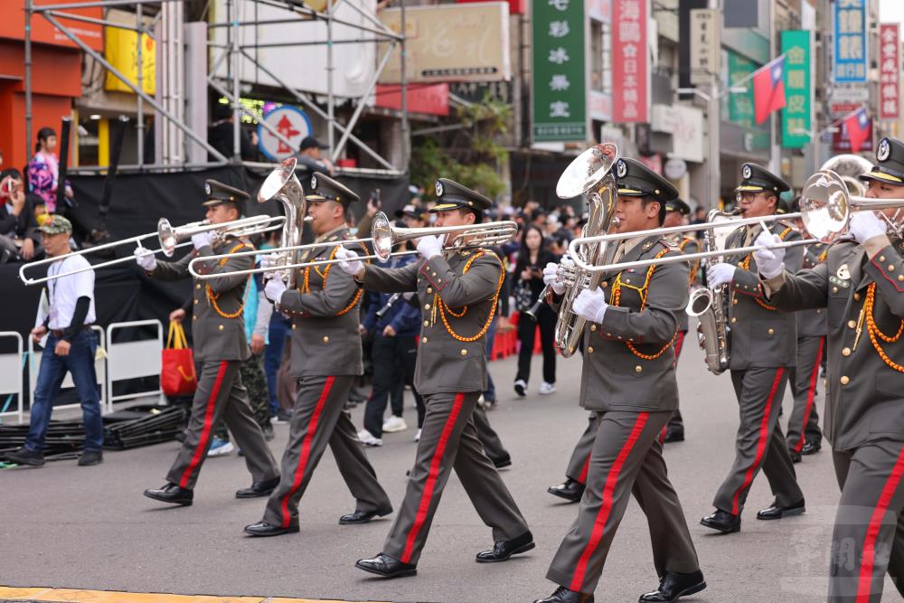 海軍陸戰隊樂儀隊以「Seven Nation Army」和「Team Taiwan」等象徵團結精神曲目，帶場民眾回榮耀時刻。（青年日報謝承宏攝）