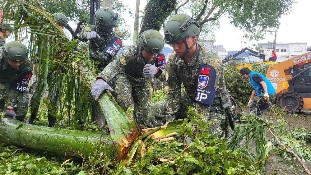 憲指部官兵協助災後復原。（憲指部提供）