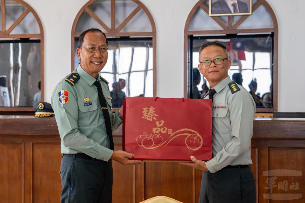 副參謀總長楊中將代表部長顧立雄，慰問五指山駐軍。（軍聞社記者吳東昇攝）