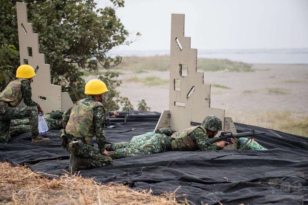 本次選定喜樹海灘作為射擊訓練場地，官兵以T65K2步槍實施射擊。（軍聞社記者王茗生攝）