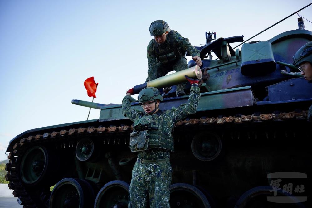 官兵不畏烈日，執行整備任務。（機步269旅提供）