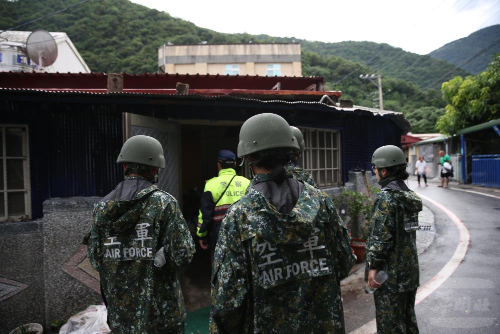 官兵協助居民撤離。（軍聞社記者呂尚俞攝）