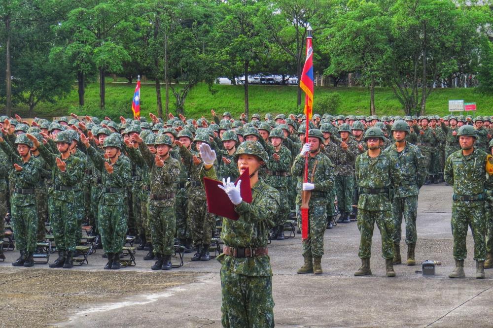 訓員齊聲朗誦誓詞，展現堅定守護國家決心。（陸軍第十軍團提供）