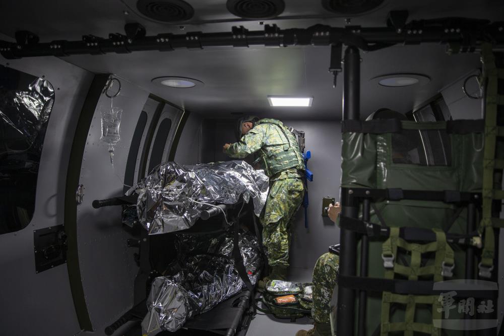 衛訓中心學員演練黑鷹直升機模擬載具後送過程。（軍聞社實習記者方元鴻攝）

