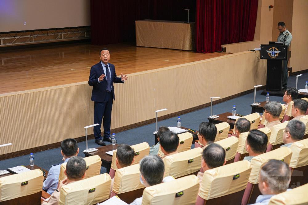 柏副部長強調軍事投資中，「觀念」的重要性。（軍聞社記者陳軍均攝）