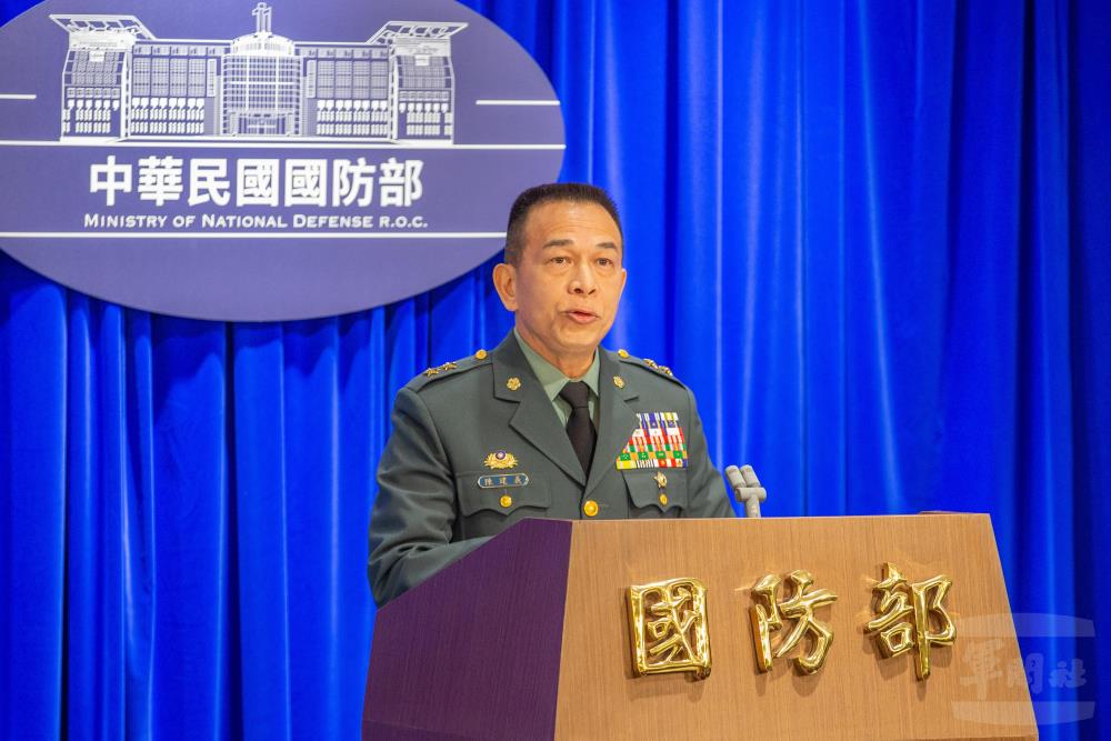 陸軍參謀長陳建義中將16日在國防部例行記者會說明「一年期義務役入伍接訓整備概況」。（軍聞社記者莊家宏攝）