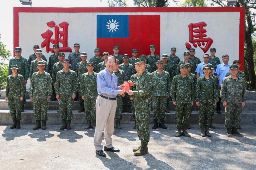 顧部長頒發團體獎金。（軍聞社記者周昇煒攝）