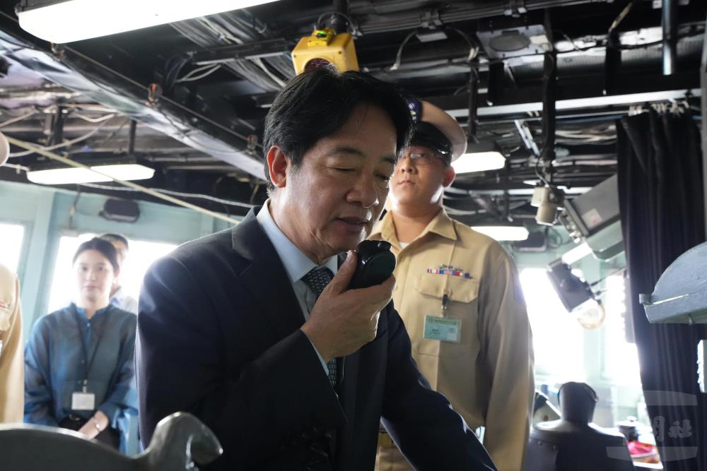 賴總統登艦廣播慰勉官兵。（軍聞社記者吳冠萱攝）