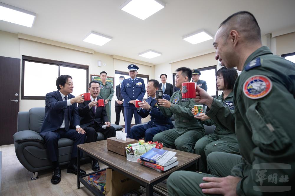 賴總統視導官兵生活空間，與官兵話家常。（軍聞社記者卓以立攝）