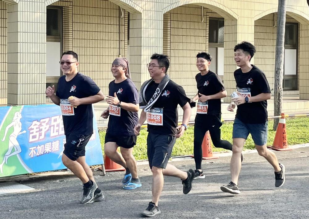 陸軍四支部補油庫官兵積極響應路跑活動，樂在其中。（陸軍四支部補油庫提供）