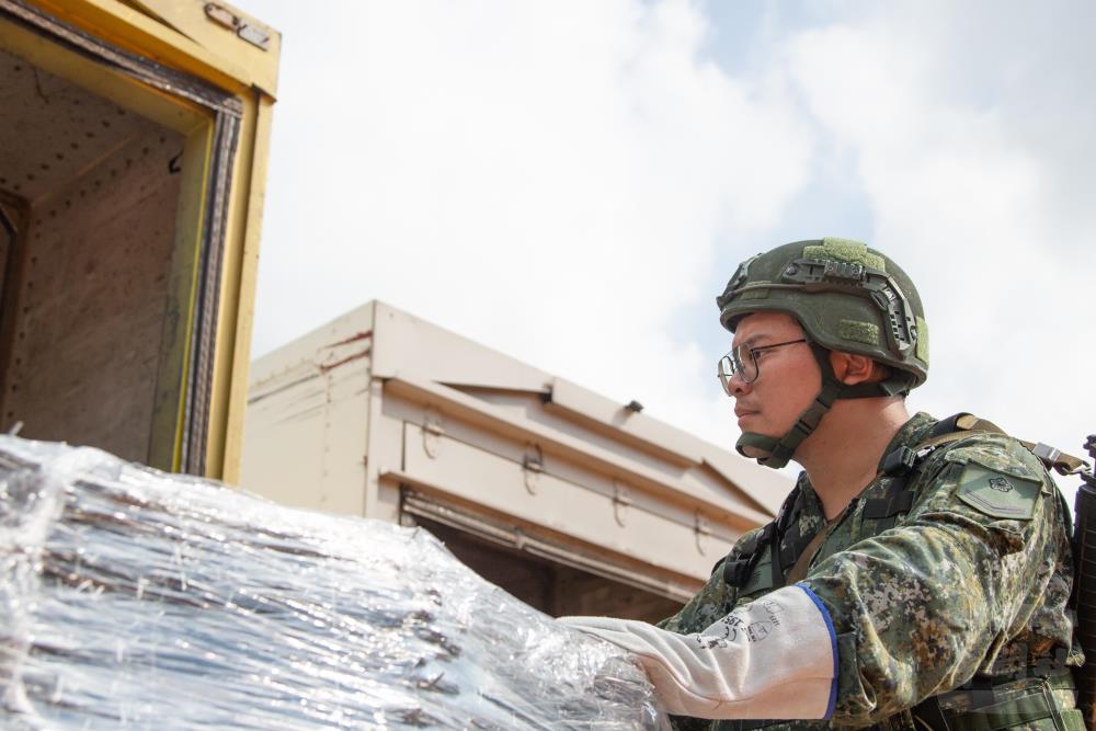 刺鐵絲分配作業。（軍聞社記者卓以立攝）