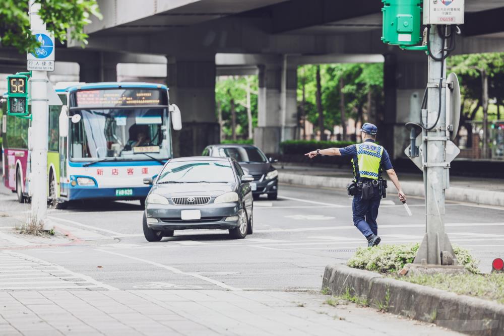 北市警察引導車輛靠邊停靠。（軍聞社記者周昇煒攝）