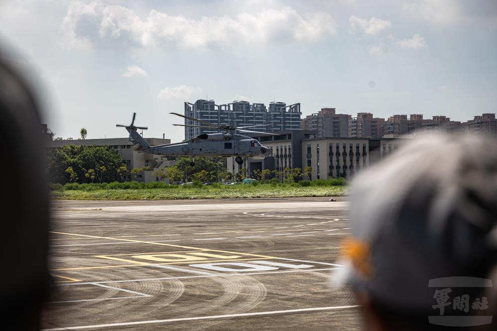 學員參訪「反潛航空大隊」，觀賞S-70C飛行。（漢聲廣播電台提供）