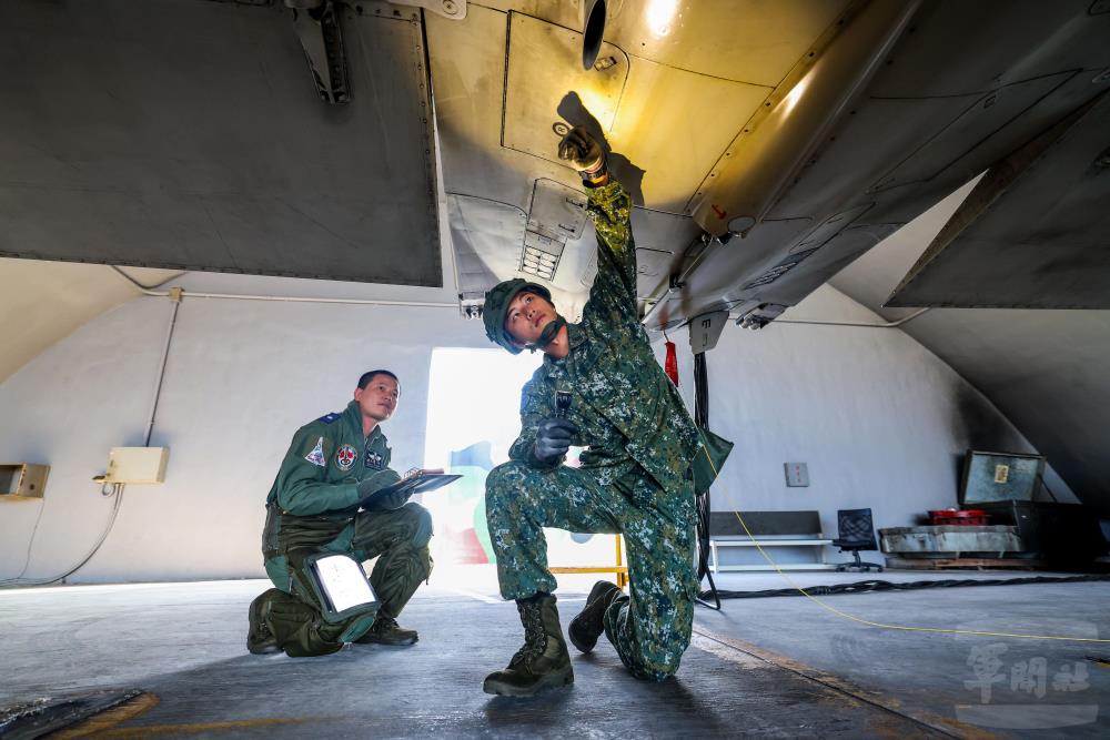 幻象戰機飛行員與機工長進行飛行前檢查。（軍聞社記者周昇煒攝）