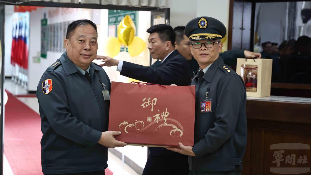 國防部副部長徐上將代表邱部長頒贈慰問品。（軍聞社記者吳柏融攝）