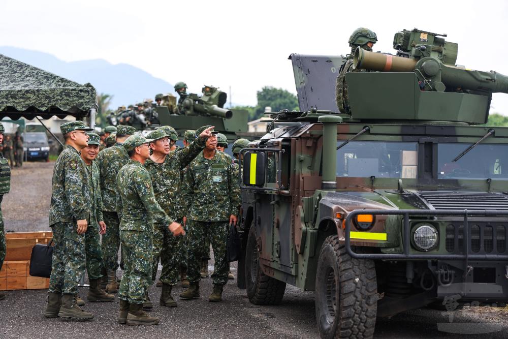 顧部長慰問官兵並瞭解發射系統。（軍聞社記者周昇煒攝）