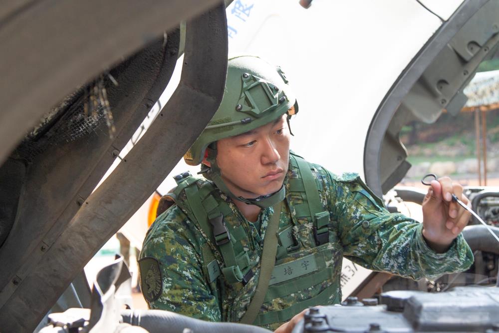 車輛檢查。（軍聞社記者卓以立攝）