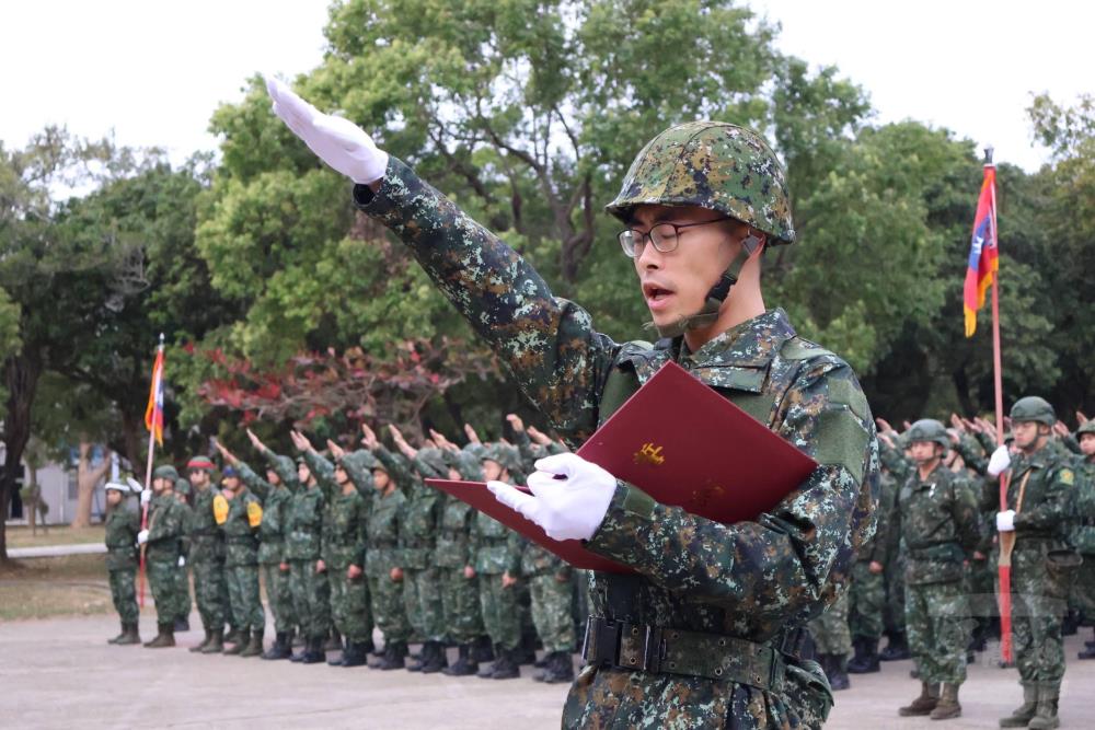 宣誓代表帶領全體訓員宣讀誓言。（陸軍第十軍團提供）