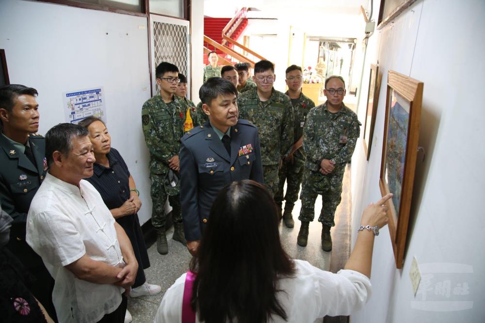 馮旅長與葉理事長等7位藝術家共同欣賞藝術作品。（陸軍機步333旅提供）