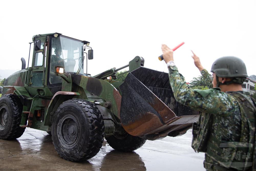 陸軍52工兵群進行裝土機檢整，待命救援。（軍聞社記者卓以立攝）